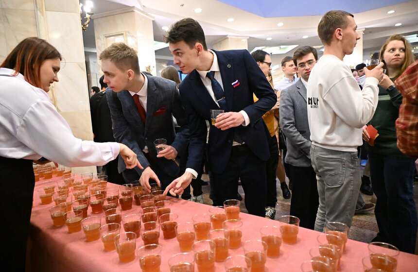 В МГУ прошел традиционный студенческий огонек с розливом медовухи 8 фото