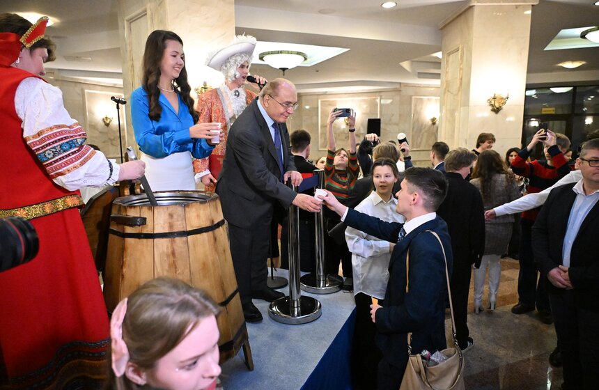 В МГУ прошел традиционный студенческий огонек с розливом медовухи 9 фото