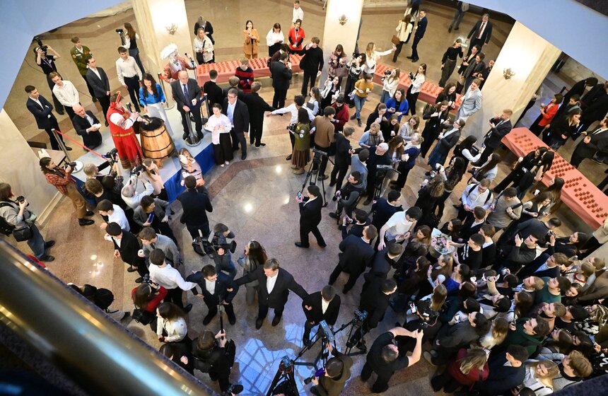 В МГУ прошел традиционный студенческий огонек с розливом медовухи 5 фото