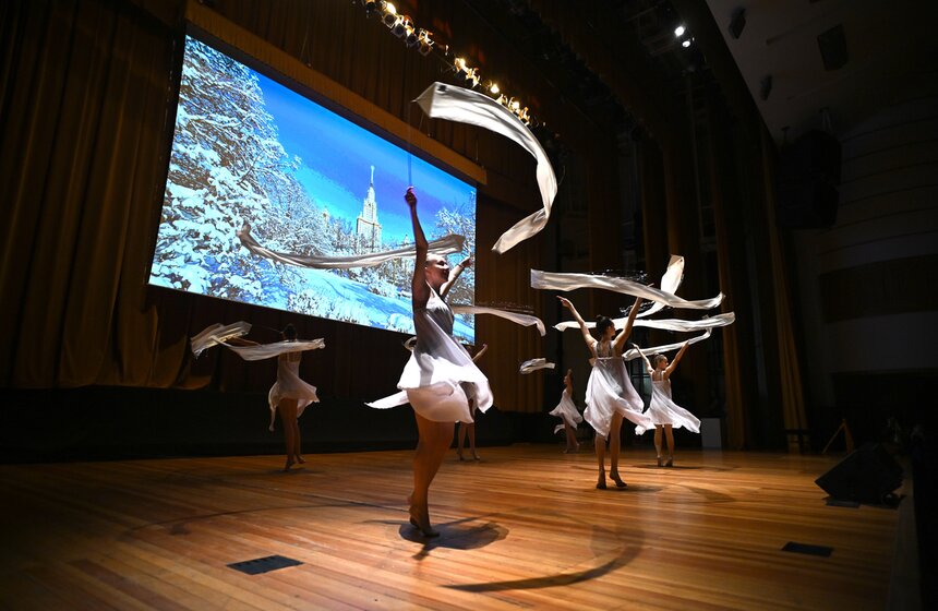 В МГУ прошел традиционный студенческий огонек с розливом медовухи 19 фото