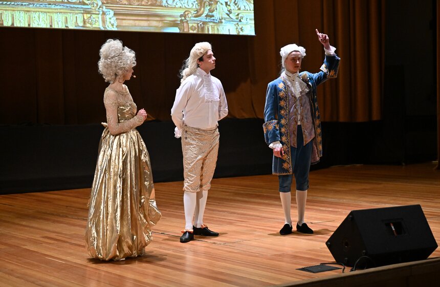 В МГУ прошел традиционный студенческий огонек с розливом медовухи 17 фото