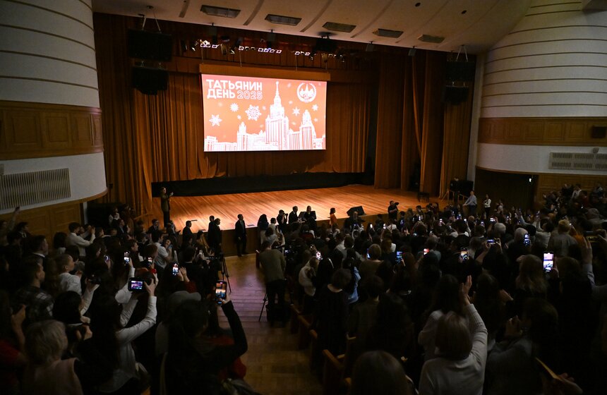 В МГУ прошел традиционный студенческий огонек с розливом медовухи 16 фото