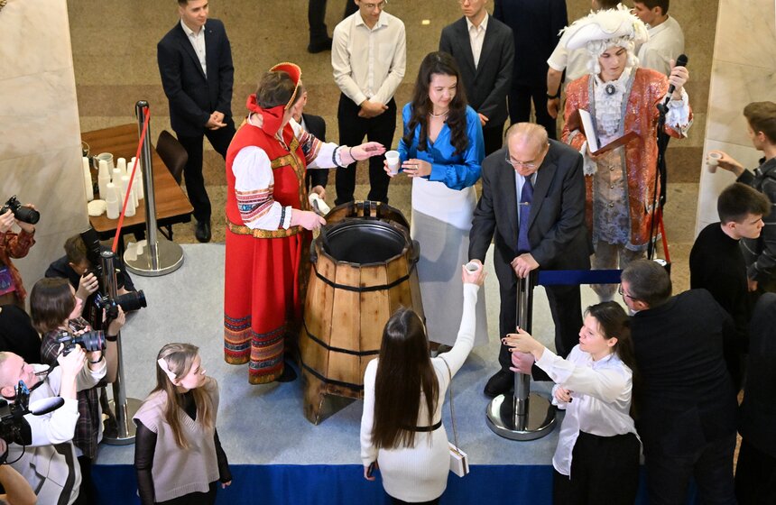 В МГУ прошел традиционный студенческий огонек с розливом медовухи 11 фото