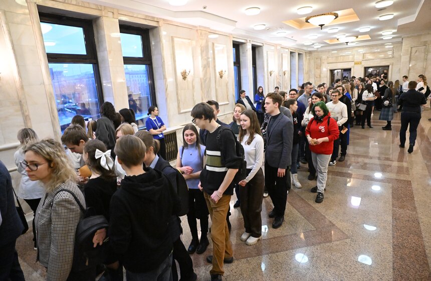 В МГУ прошел традиционный студенческий огонек с розливом медовухи 12 фото
