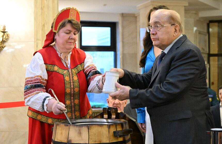 В МГУ прошел традиционный студенческий огонек с розливом медовухи 3 фото