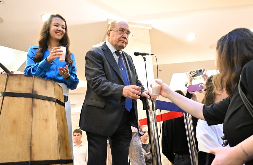 В МГУ прошел традиционный студенческий огонек с розливом медовухи 7 фото