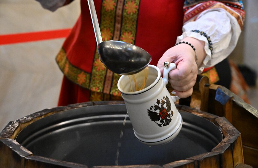 В МГУ прошел традиционный студенческий огонек с розливом медовухи 2 фото