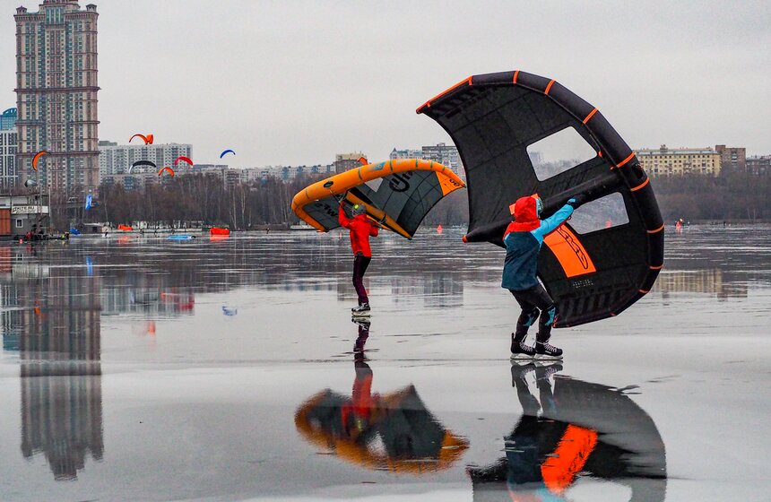 Москвичи вышли кататься на коньках в Строгине 12 фото