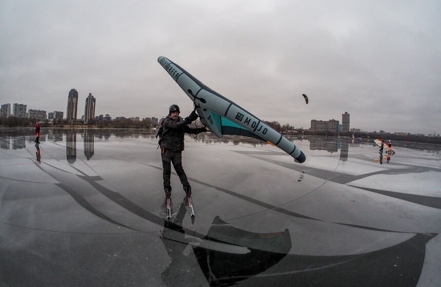 Москвичи вышли кататься на коньках в Строгине 9 фото