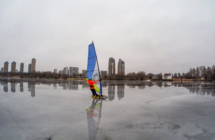 Москвичи вышли кататься на коньках в Строгине 18 фото