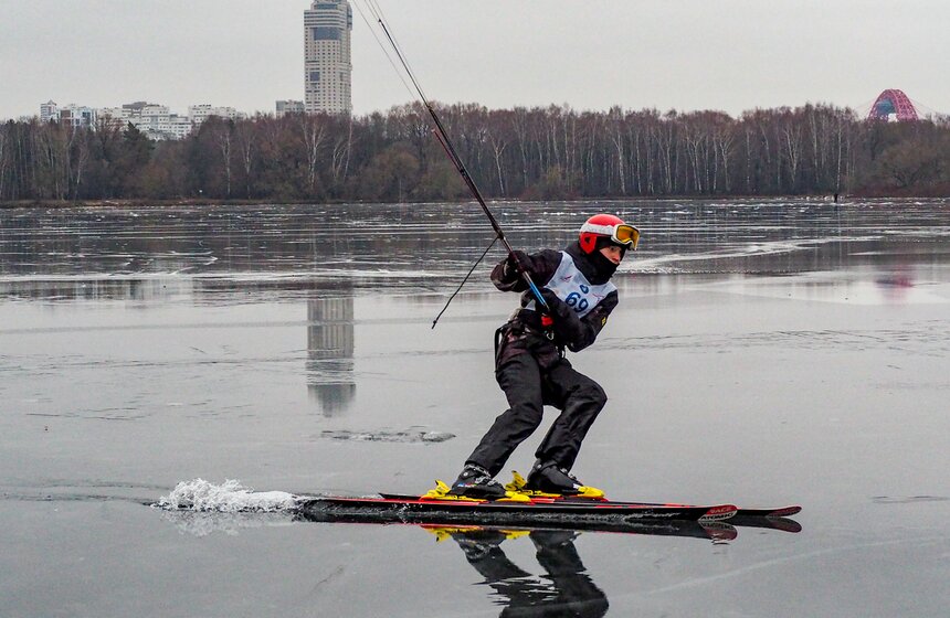 Москвичи вышли кататься на коньках в Строгине 6 фото