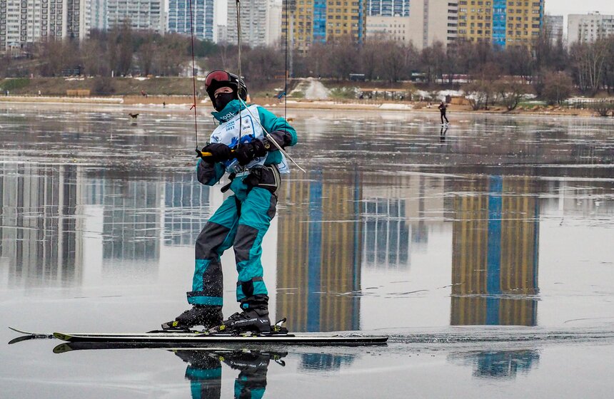 Москвичи вышли кататься на коньках в Строгине 14 фото