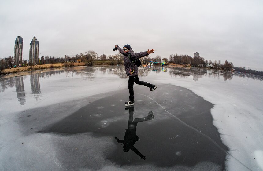 Москвичи вышли кататься на коньках в Строгине 7 фото