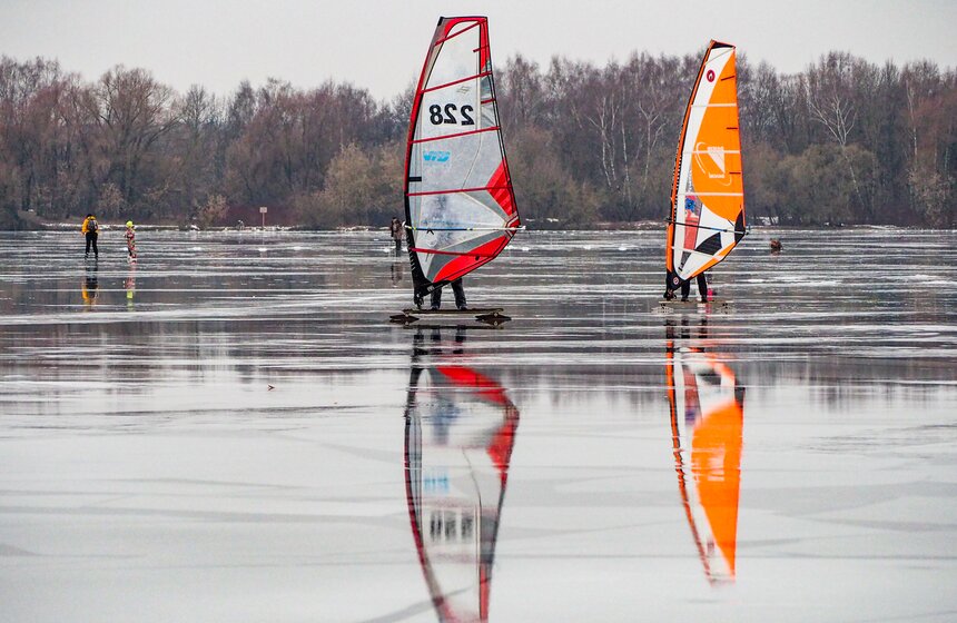 Москвичи вышли кататься на коньках в Строгине 15 фото
