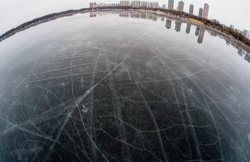 Москвичи вышли кататься на коньках в Строгине 20 фото