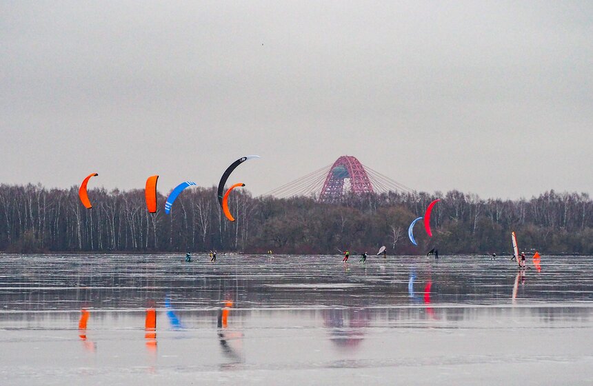 Москвичи вышли кататься на коньках в Строгине 10 фото