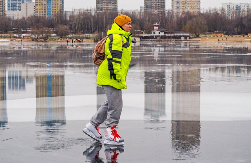Москвичи вышли кататься на коньках в Строгине 3 фото