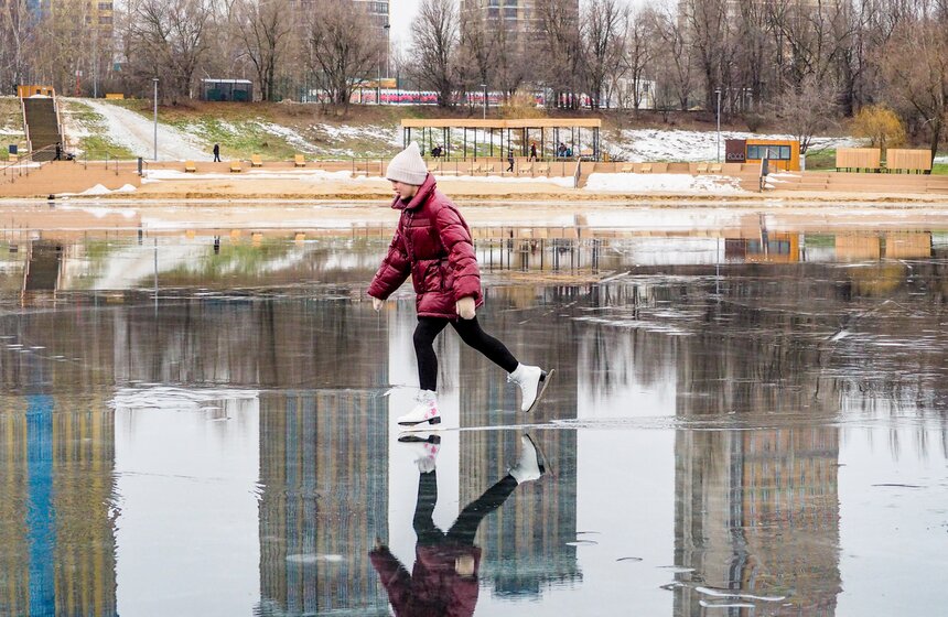 Москвичи вышли кататься на коньках в Строгине 16 фото