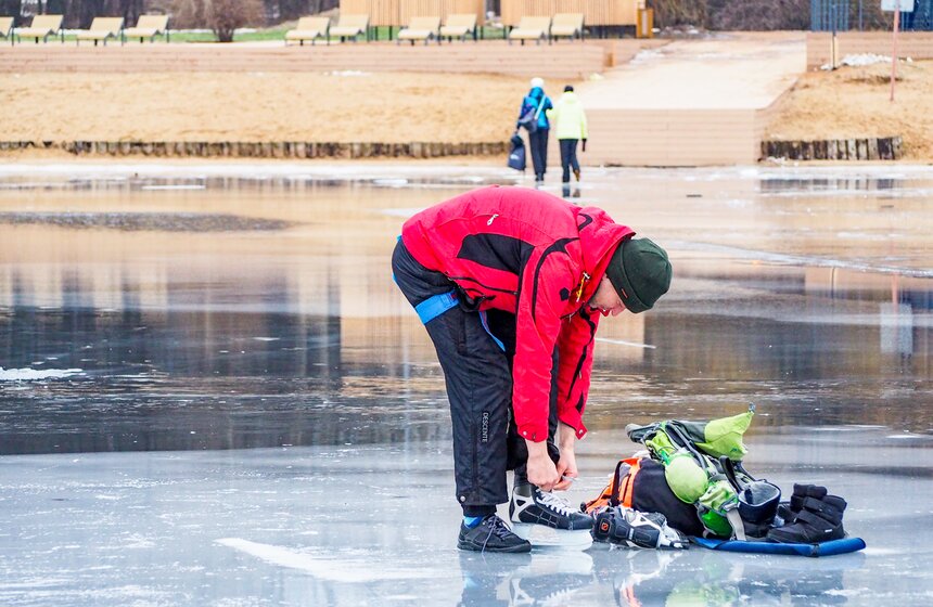 Москвичи вышли кататься на коньках в Строгине 8 фото