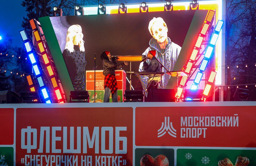 Флешмоб Снегурочек на коньках прошел в "Лужниках" 9 фото