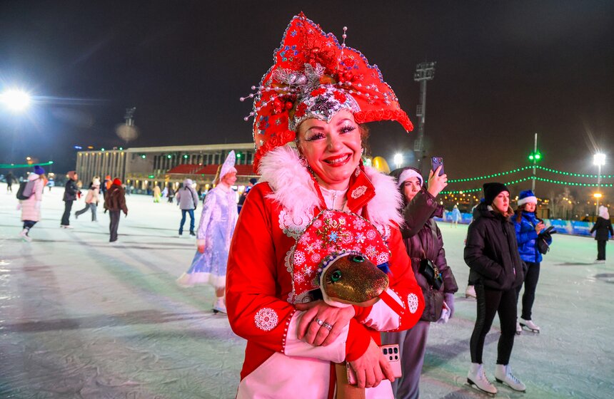 Флешмоб Снегурочек на коньках прошел в "Лужниках" 16 фото