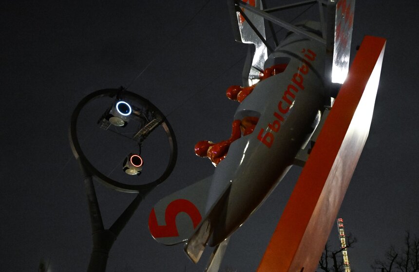 Парк "Орион" на ВДНХ украсили световые инсталляции 10 фото