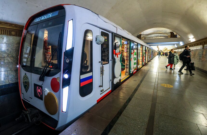Столичный городской транспорт украсили к Новому году 1 фото