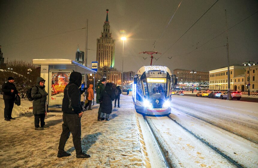 Столичный городской транспорт украсили к Новому году 17 фото