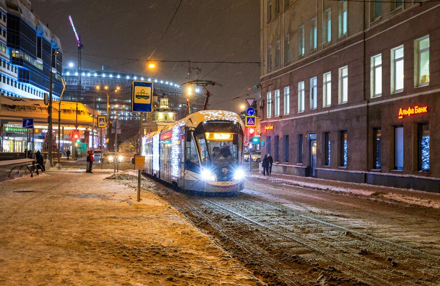 Столичный городской транспорт украсили к Новому году 10 фото