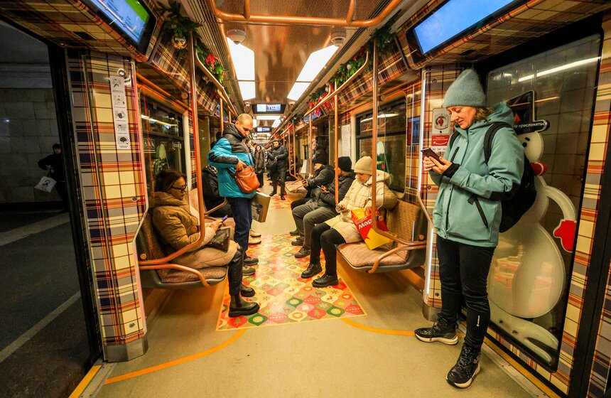 Столичный городской транспорт украсили к Новому году 3 фото