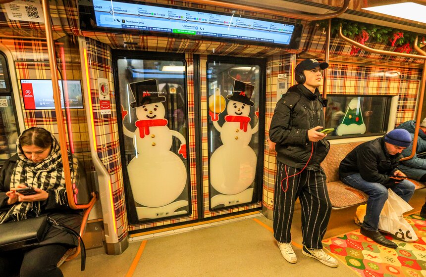 Столичный городской транспорт украсили к Новому году 4 фото