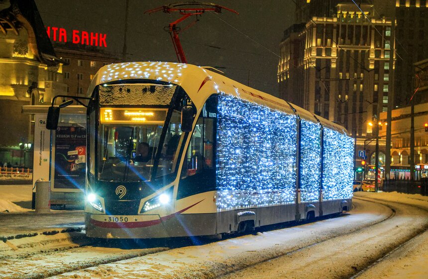 Столичный городской транспорт украсили к Новому году 16 фото