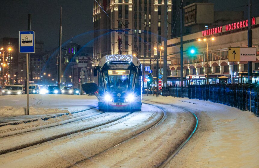 Столичный городской транспорт украсили к Новому году 13 фото