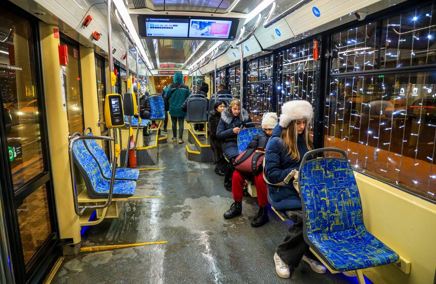 Столичный городской транспорт украсили к Новому году 18 фото