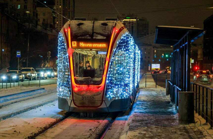 Столичный городской транспорт украсили к Новому году 20 фото