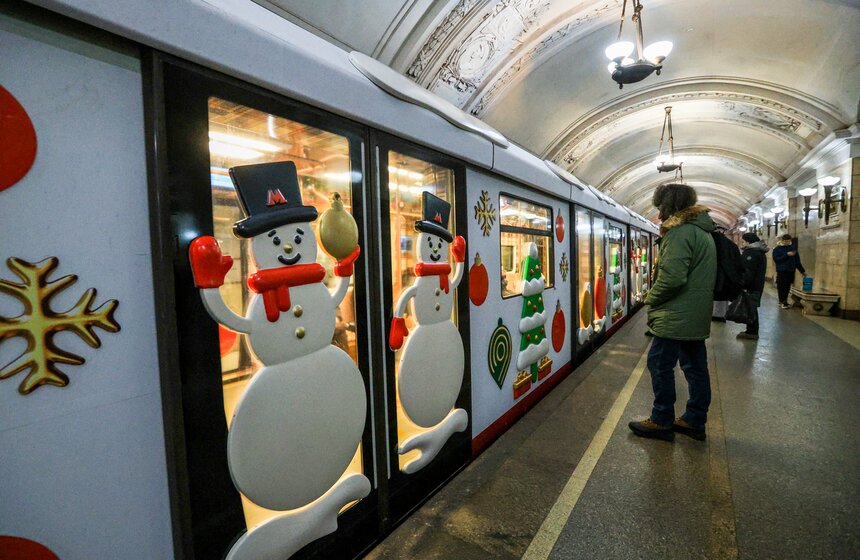 Столичный городской транспорт украсили к Новому году 2 фото