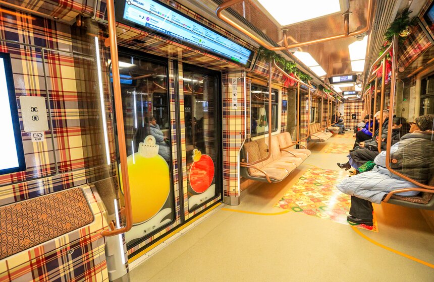 Столичный городской транспорт украсили к Новому году 6 фото