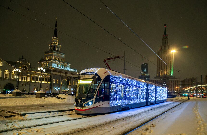 Столичный городской транспорт украсили к Новому году 14 фото