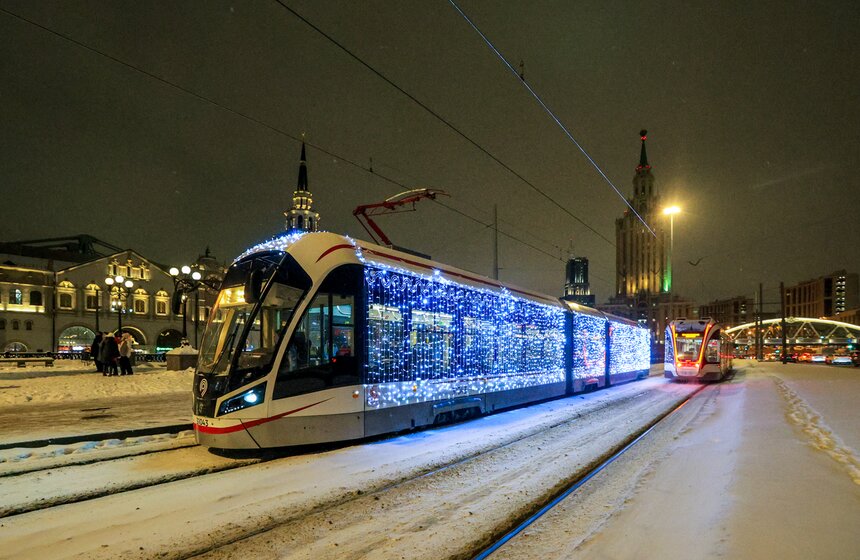 Столичный городской транспорт украсили к Новому году 11 фото