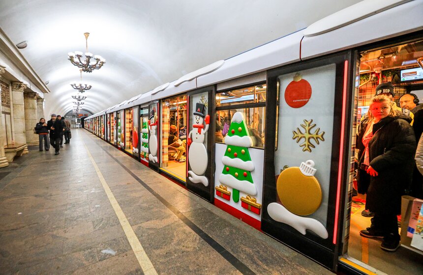 Столичный городской транспорт украсили к Новому году 5 фото