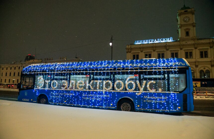 Столичный городской транспорт украсили к Новому году 15 фото