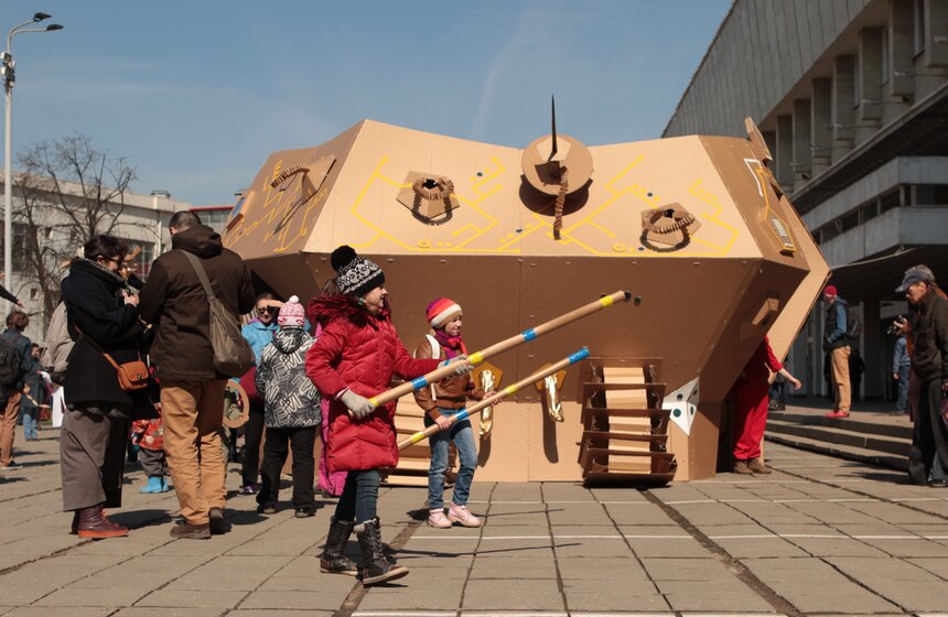 В столице прошел космический уличный перформанс 5 фото