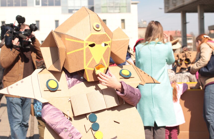 В столице прошел космический уличный перформанс 1 фото