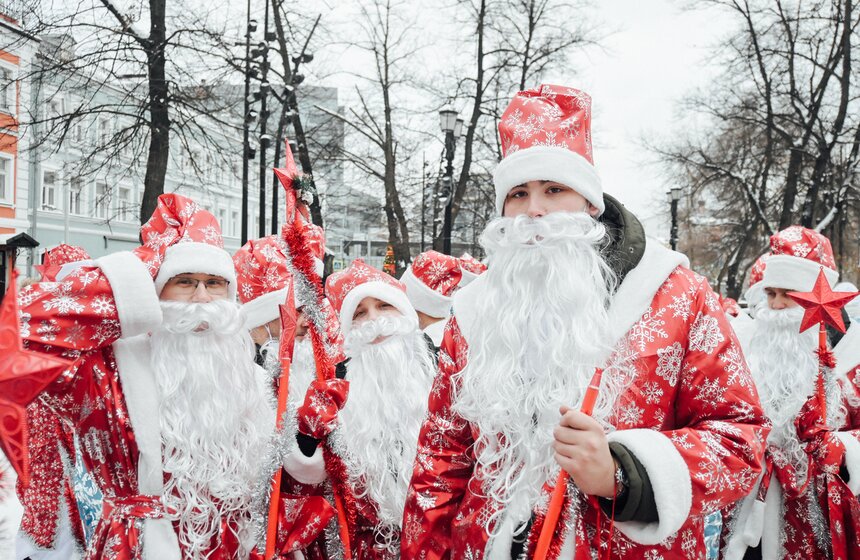 Шествие Дедов Морозов и Снегурочек состоялось в Москве 2 фото