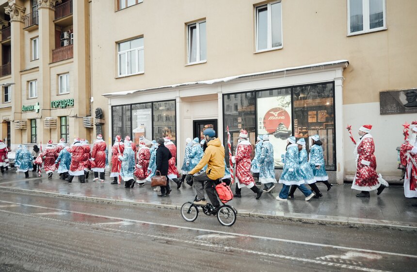 Шествие Дедов Морозов и Снегурочек состоялось в Москве 14 фото