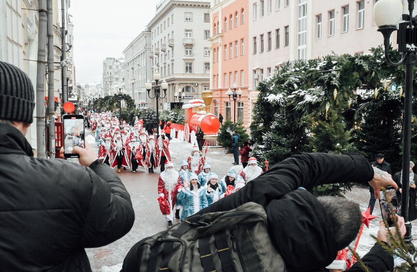 Шествие Дедов Морозов и Снегурочек состоялось в Москве 20 фото