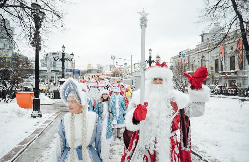 Шествие Дедов Морозов и Снегурочек состоялось в Москве 1 фото