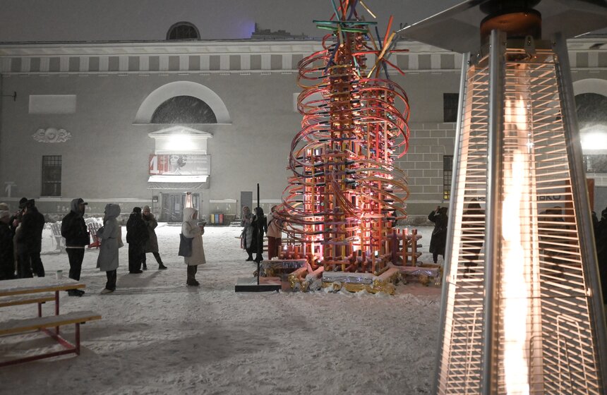 Арт-объект "Электрическая елка" установили во дворе Музея Москвы 8 фото