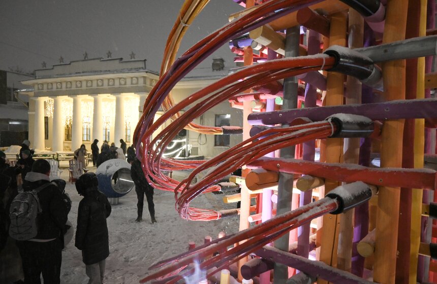 Арт-объект "Электрическая елка" установили во дворе Музея Москвы 13 фото