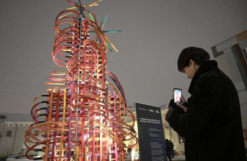 Арт-объект "Электрическая елка" установили во дворе Музея Москвы 16 фото